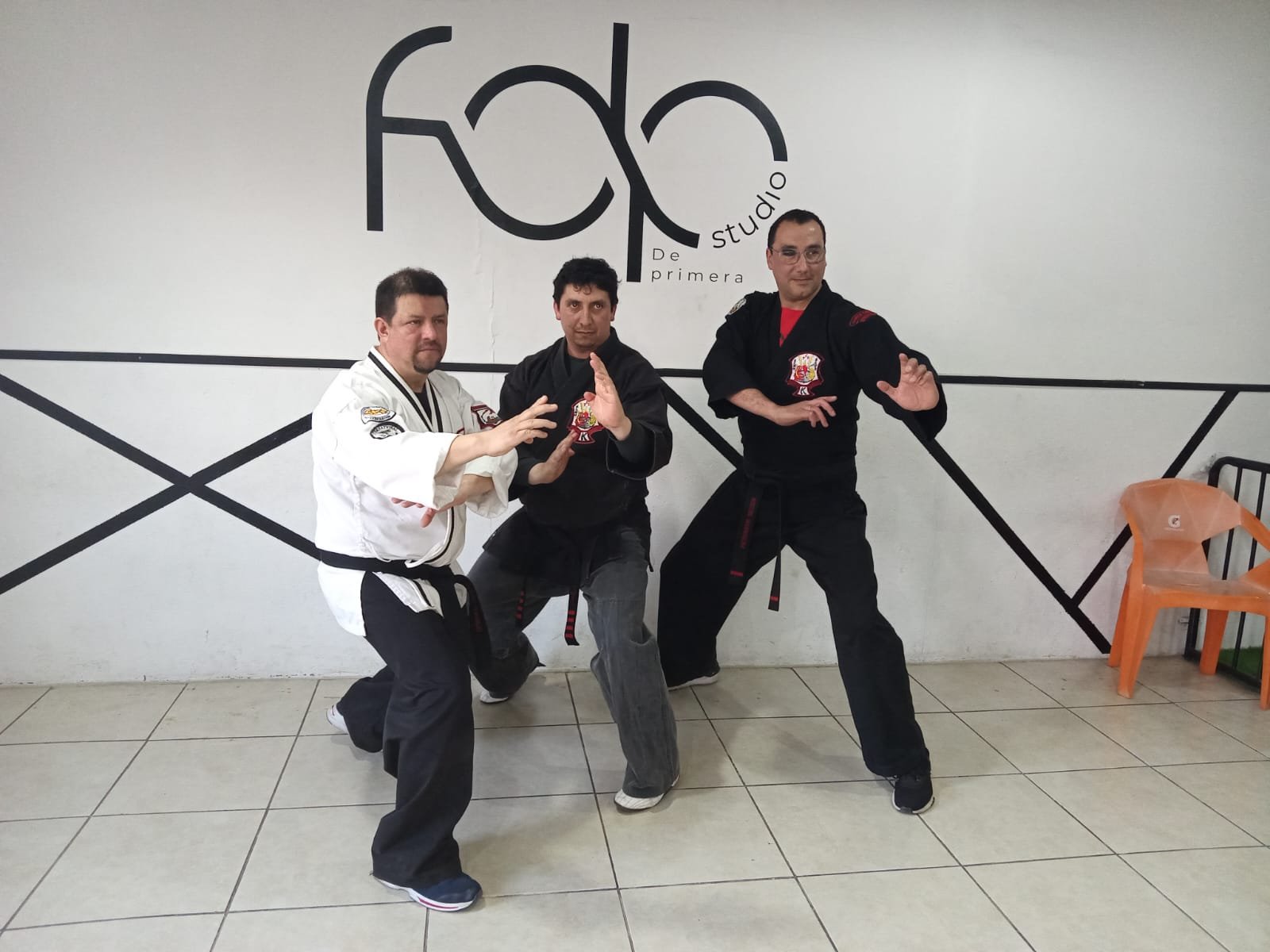 Tres instructores de Kenpo Karate en posición de guardia