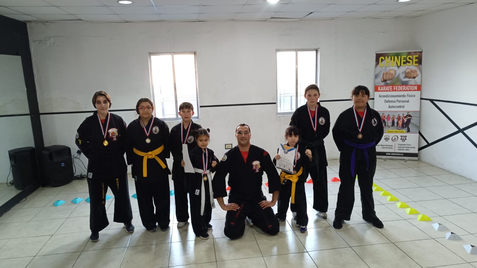 Grupo de alumnos de la escuela con sus medallas tras un examen de grado